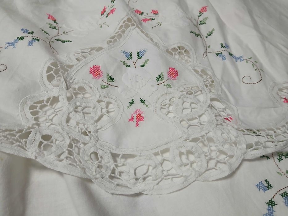 Toalha branca, com bordado e ponto aberto (+/- 2,2m por 1,9m)