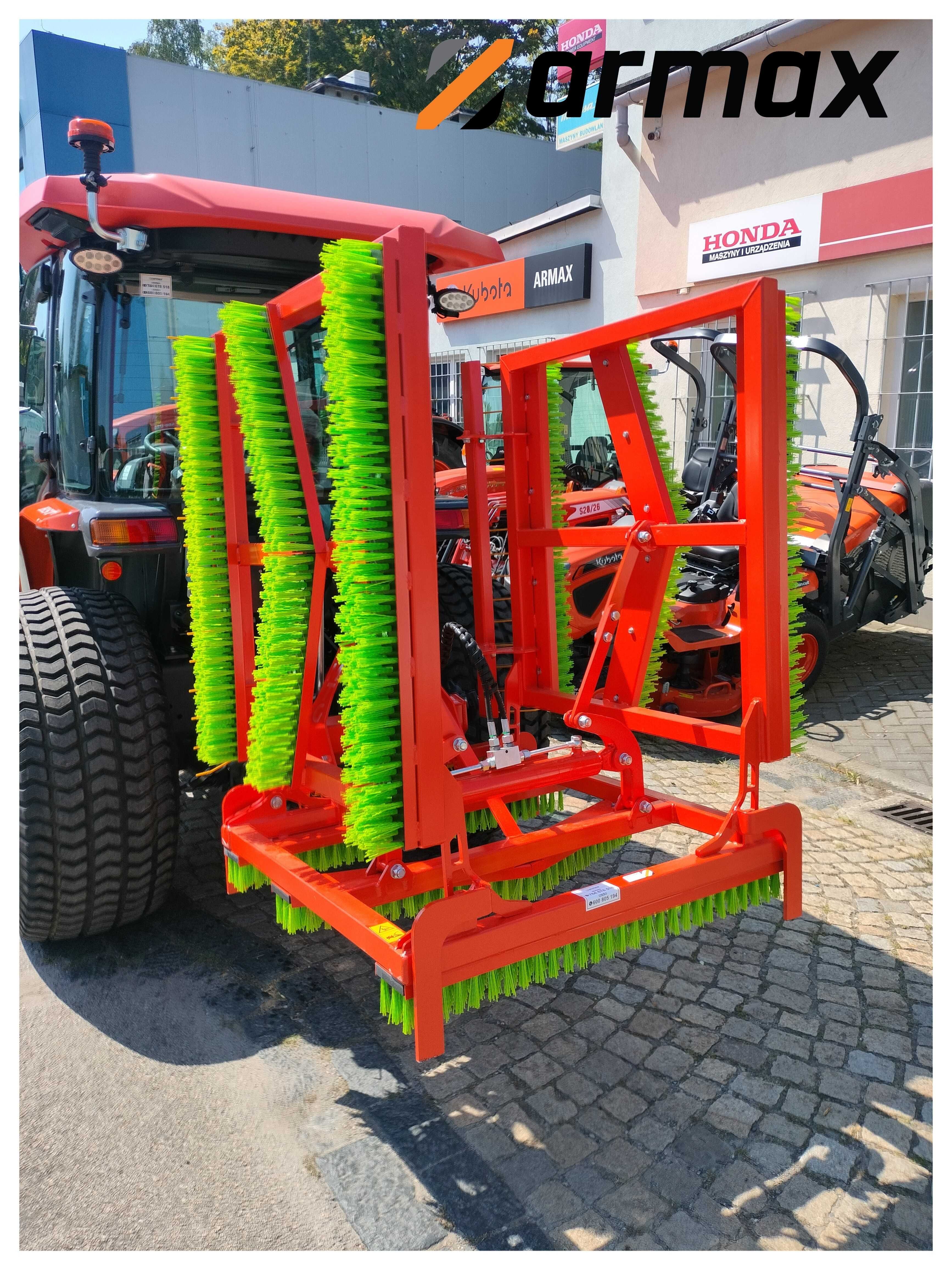 Ciągnik Kubota L2-622 z wyposażeniem dodatkowym.