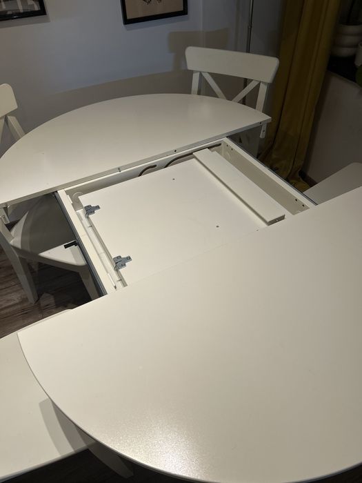 Stół rozkładany z 4 krzesłami – biały, klasyczny zestaw do jadalni