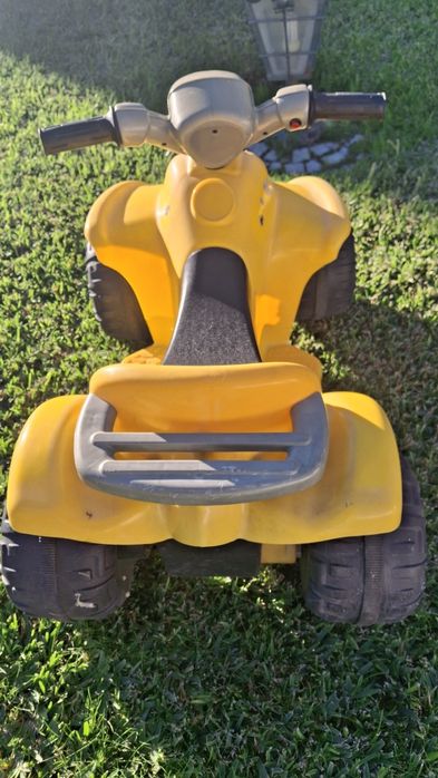 Brinquedo de criança para ser puxado com os pés.