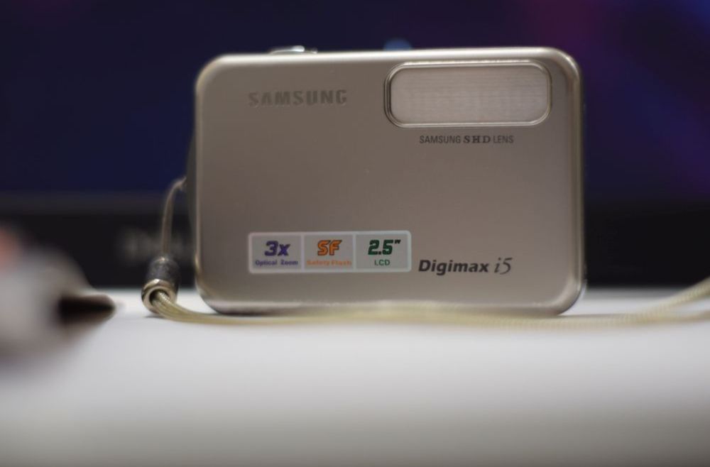 Aparat fotograficzny Samsung i5 wielkości karty kredytowej. Retro styl