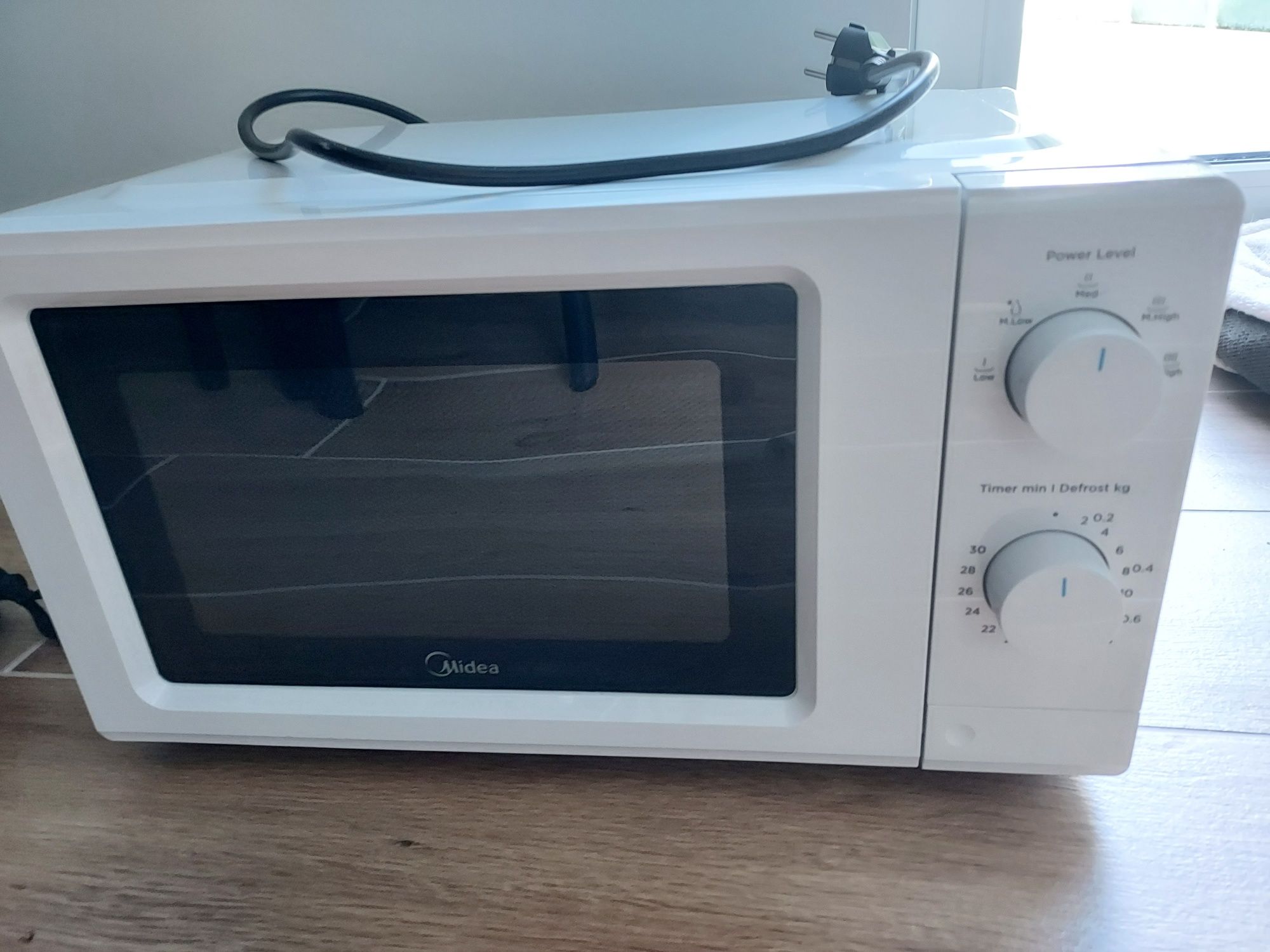 Kuchenka mikrofalowa kuchnia mikrofalówka  700 W  19 l. Nowa !