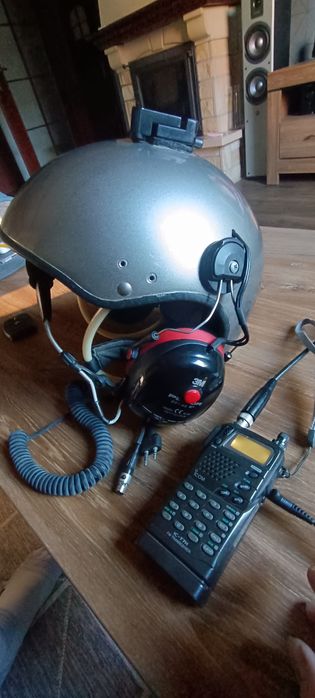 Kask paralotniowy z łącznością