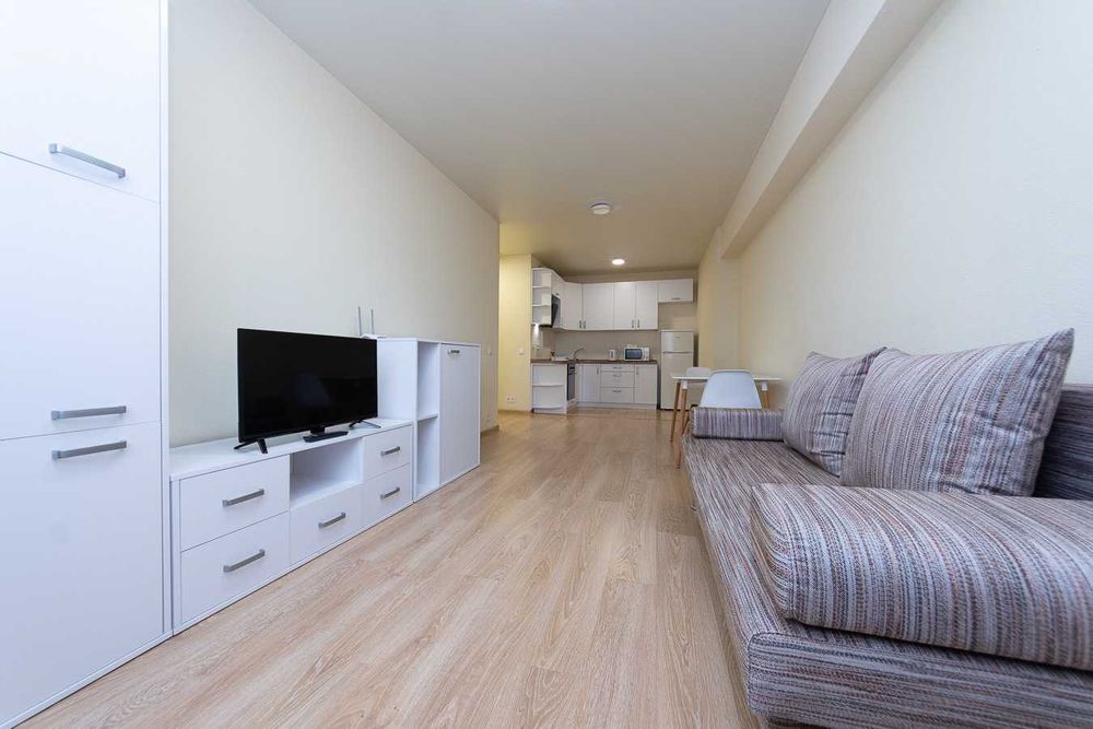 Подобово - простора і комфортна двокімнатна квартира біля метро.