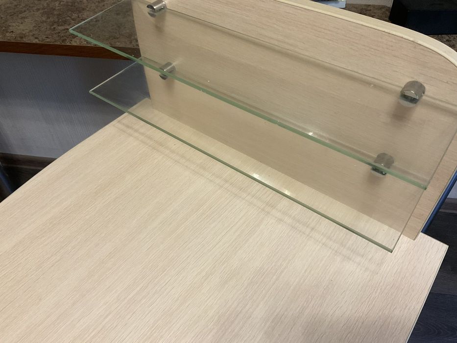 Продам маникюрный стол.