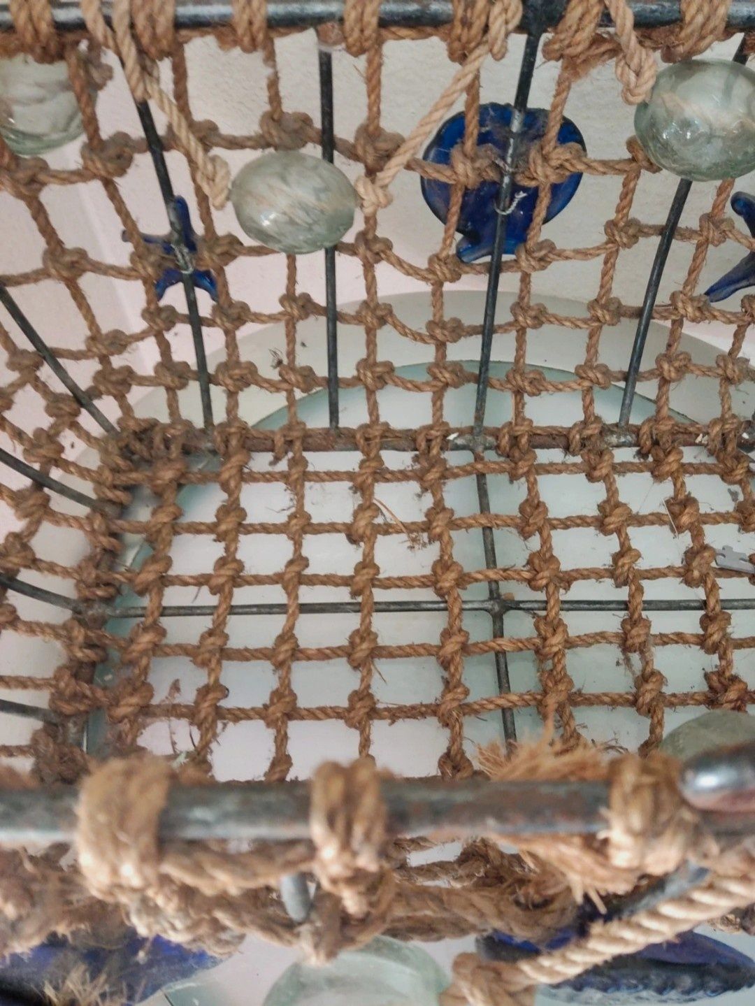 Cesto em ferro e corda com motivos do mar