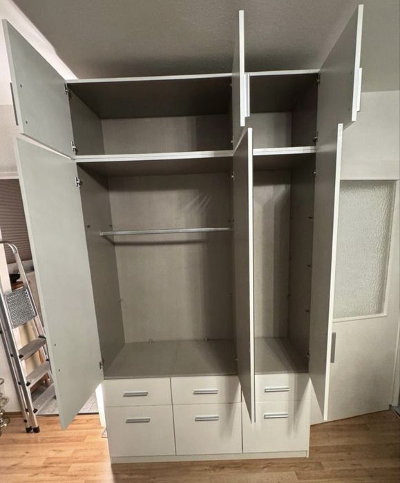 Fajna wysoka szafa z lustrem i szufladami połysk super stan dowóz