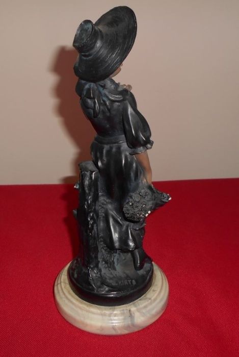 Bonito e elegante par de estatuetas em marfinite, com 25 cm de altura.