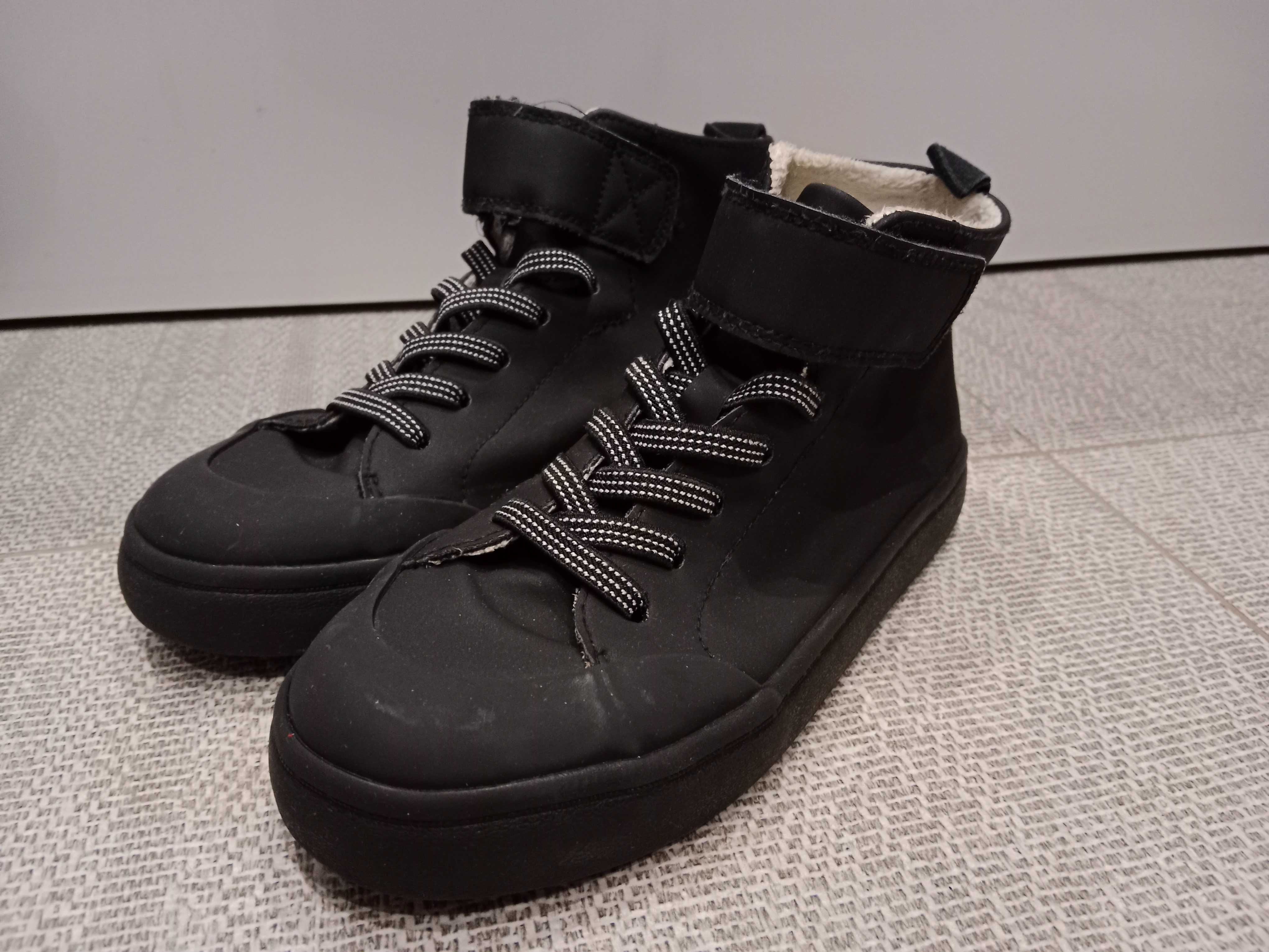 Buty trzewiki wysokie zimowe przejściowe czarne trampki HM r. 33
