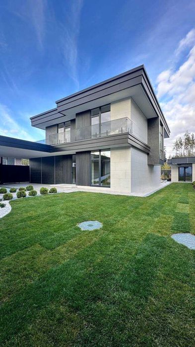 Просторий і стильний будинок в Ходосівці.