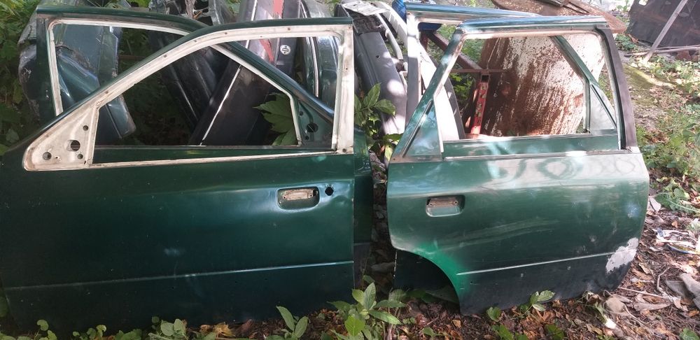 Продам на авто двері  форд скорпіон .