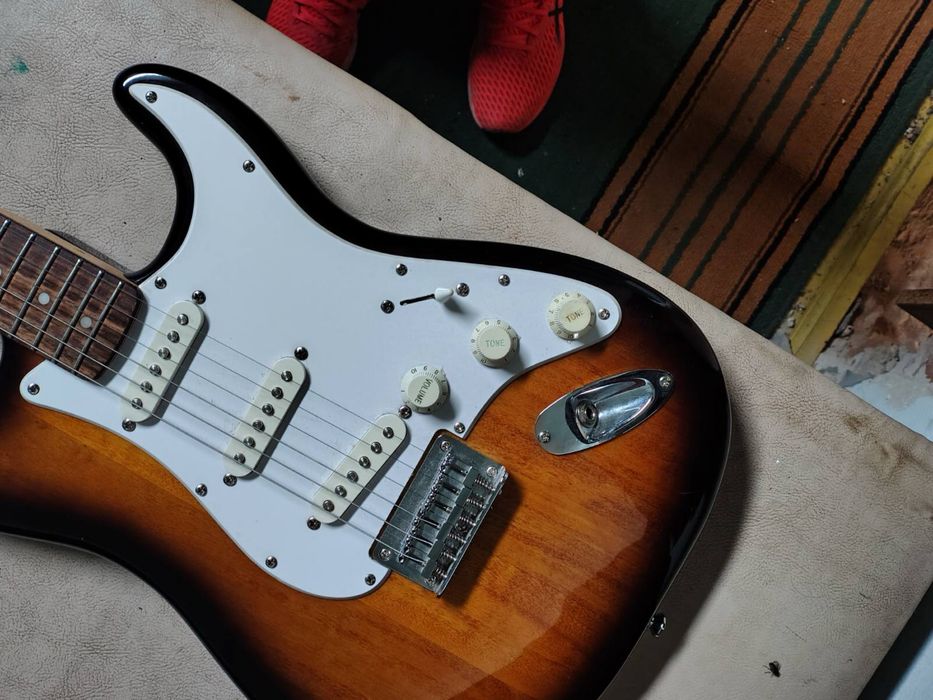 Електрогітара у відмінному стані