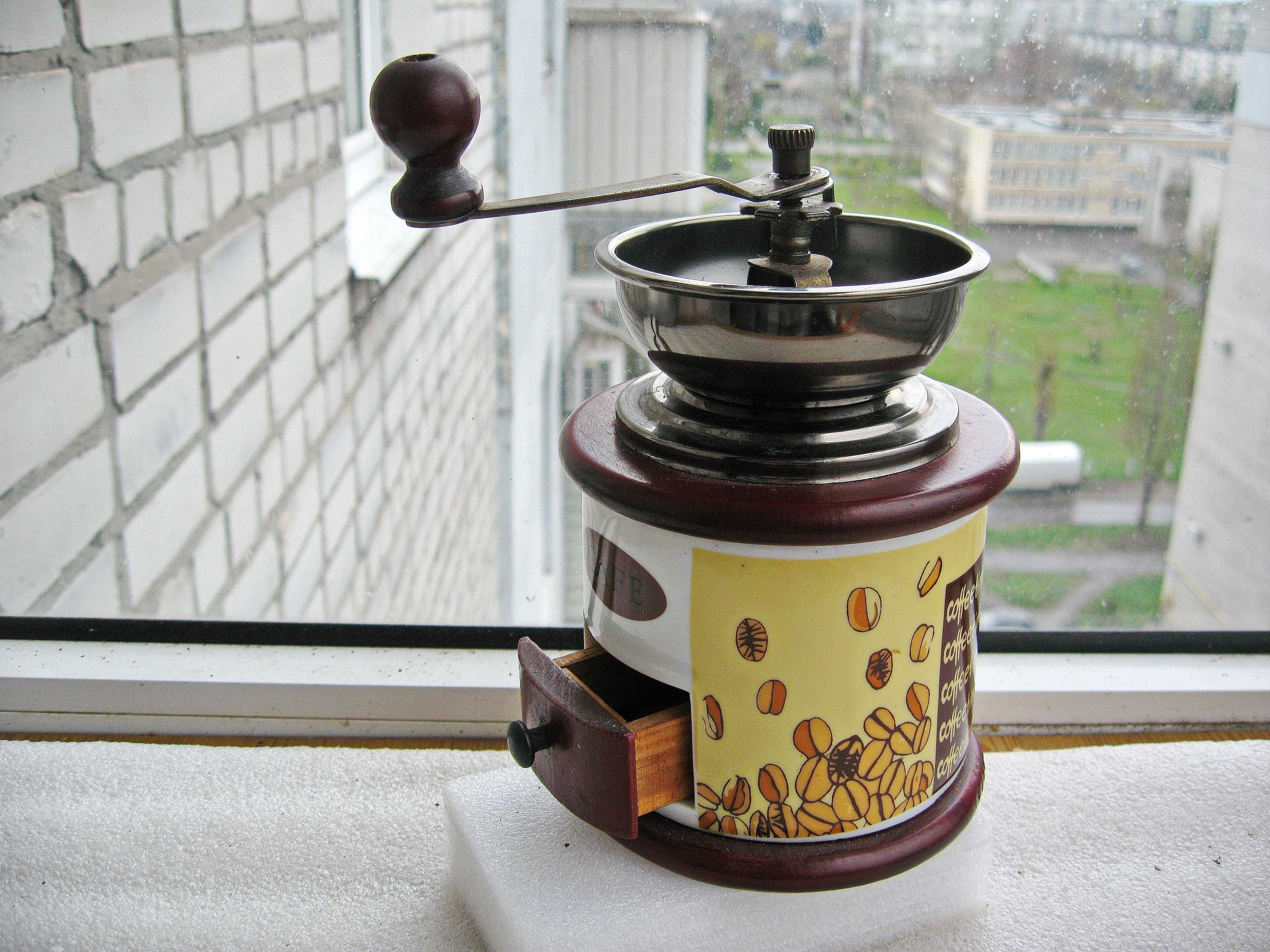 Кофемолка ручная с керамической чашей.