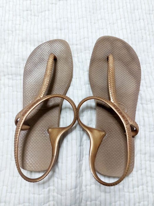 Sandálias Havaianas Douradas 37/38 usadas