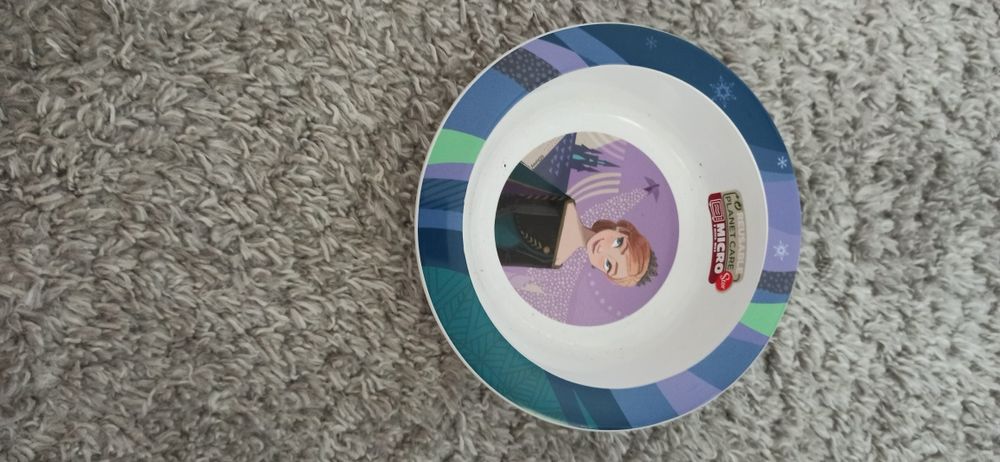 Miseczka z bajki Kraina lodu 

Produkt nowy. Możliwość podgrzewania w