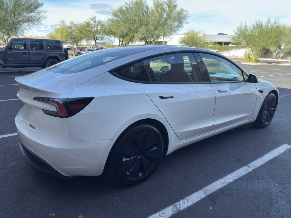 Tesla Model 3      2024