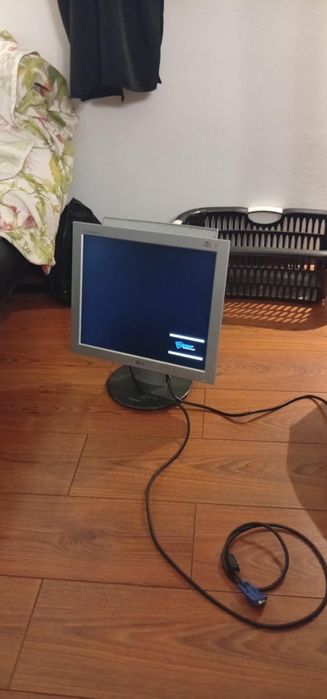 Monitor LG z kablami różnymi