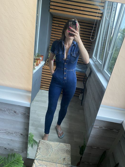 Продам жіночий джинсовий комбінезон.