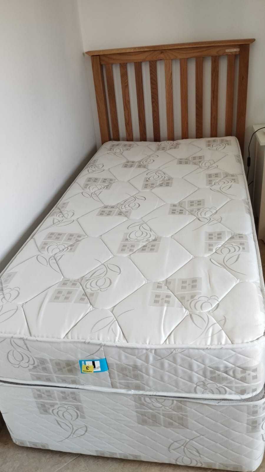 Sommiercama solteiro com gavetas, colchão e cabeceira em madeira