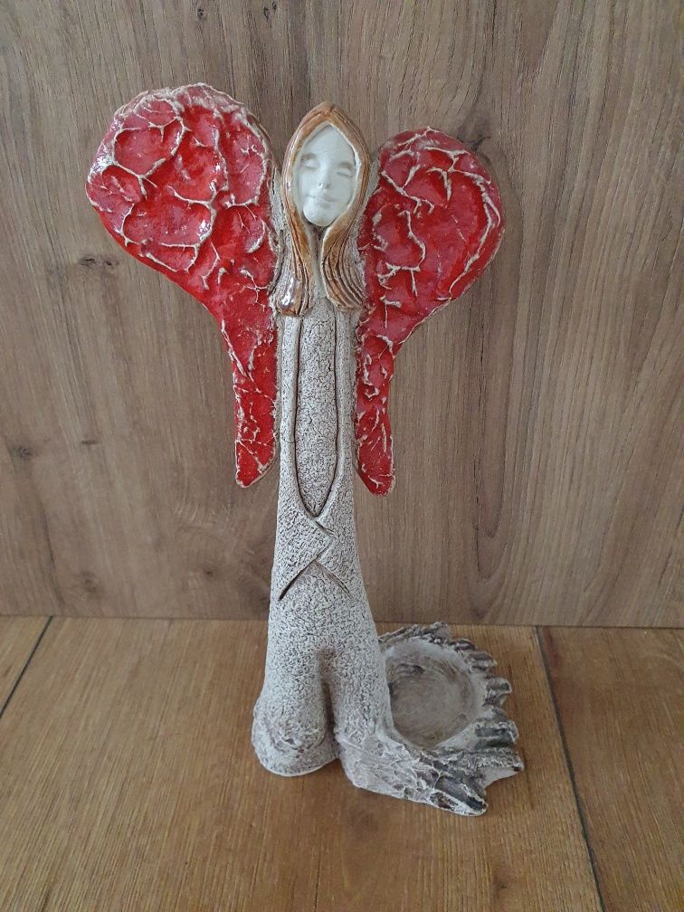 Figurka gipsowa/rzeźba anioł z czerwonymi skrzydłami podgrzewacz