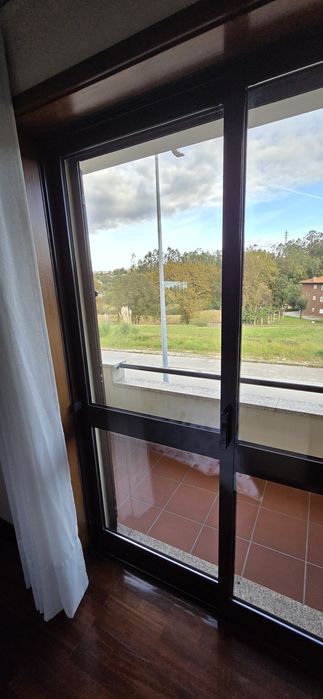 Porta janela de correr castanha em excelente estado