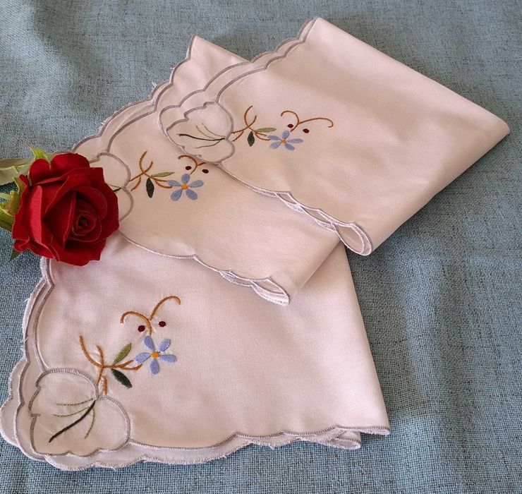 Nap13 - Conj. de 3 guardanapos bordados á mão em azul e castanho.