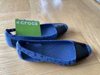 Balerinki CROCS rozmiar W4, niebieskie w czarne elementy