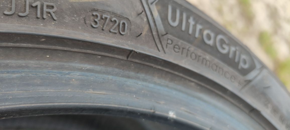 Opony zimowe z 2020r 235/45/18 Goodyear N