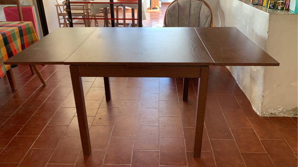 Mesa IKEA com as medidas 90x90 fechada, aberta 1,65x90
