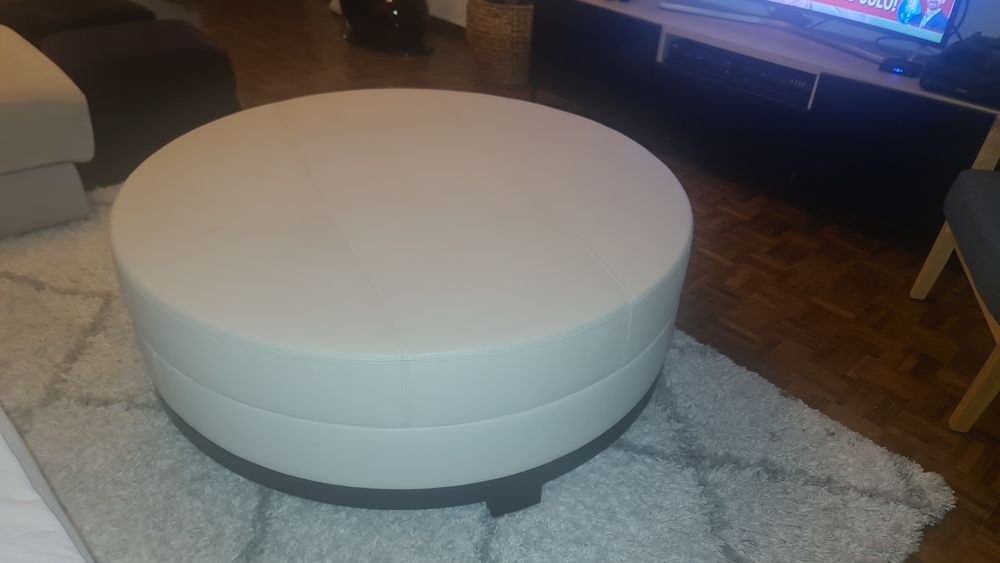 Mesa de centro de sala em pele.