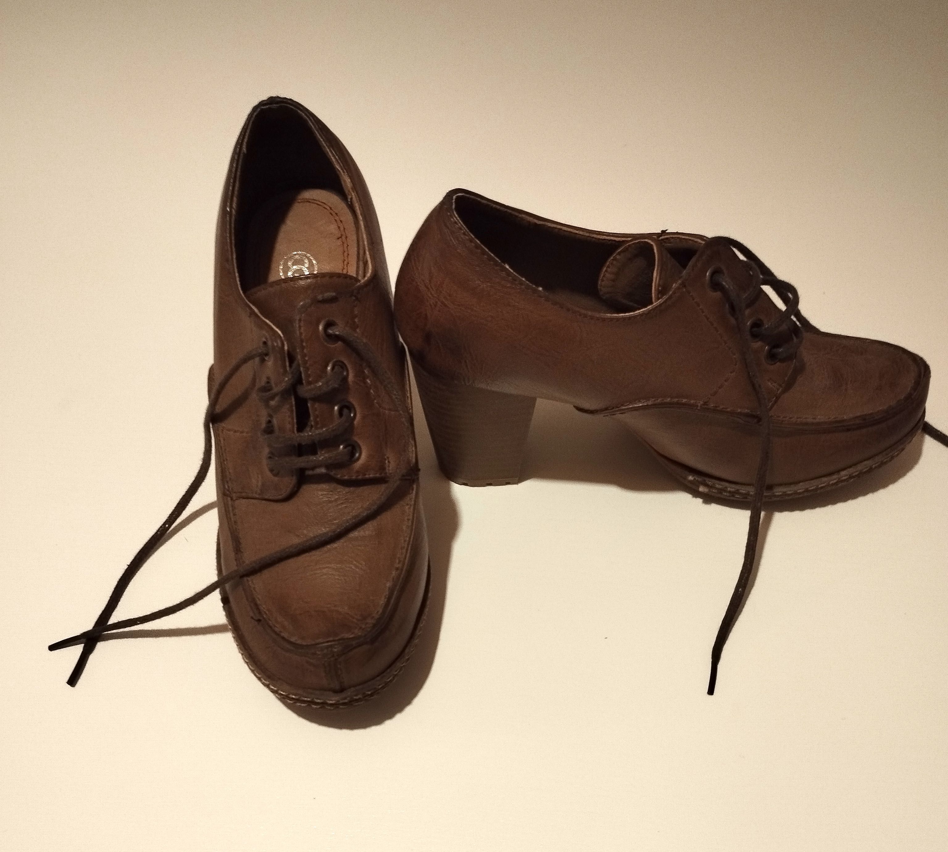 Sapatos castanhos 35