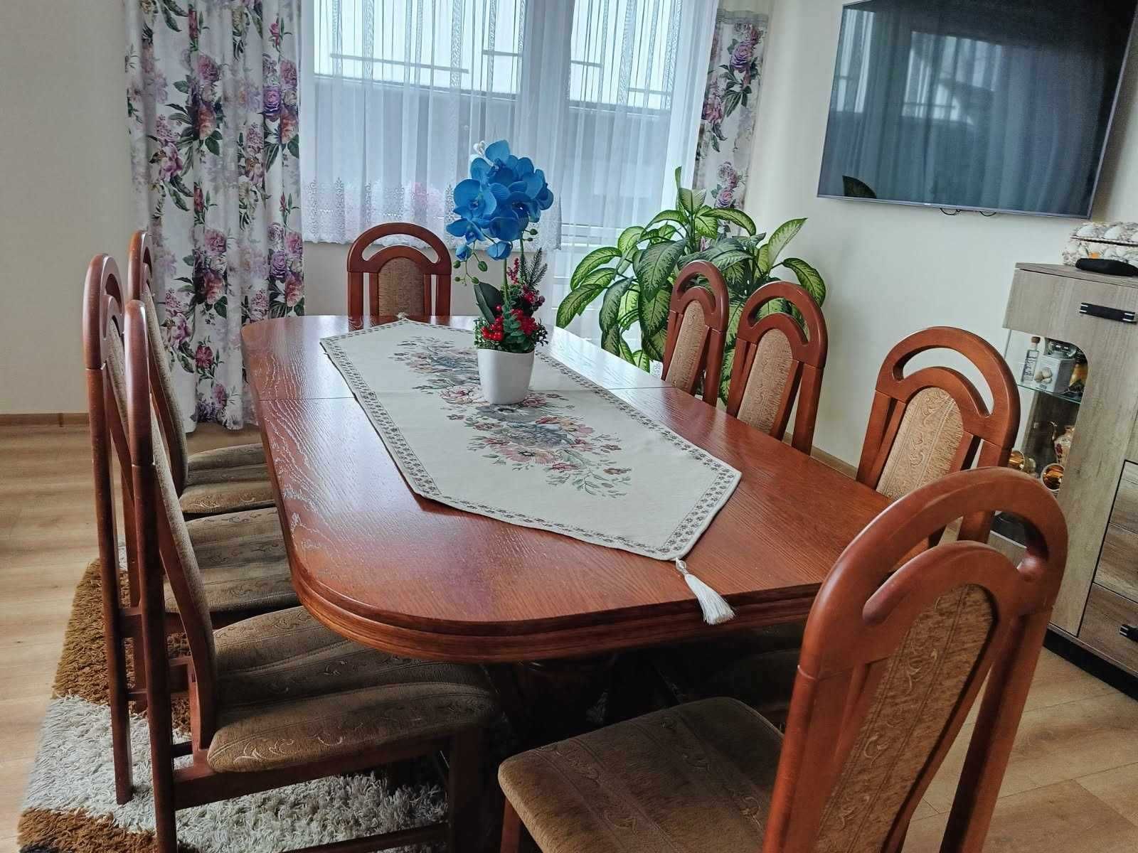 Stylowy stół z 8 krzesłami – solidna konstrukcja, elegancki design