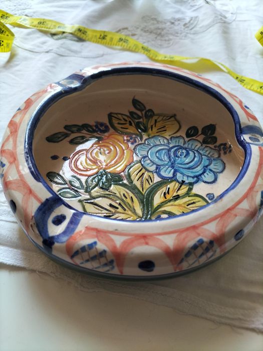 Lindíssima peça de faiança portuguesa, assinada