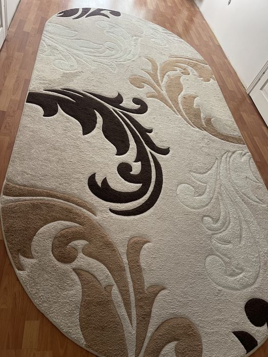 Великий килим у вітальню