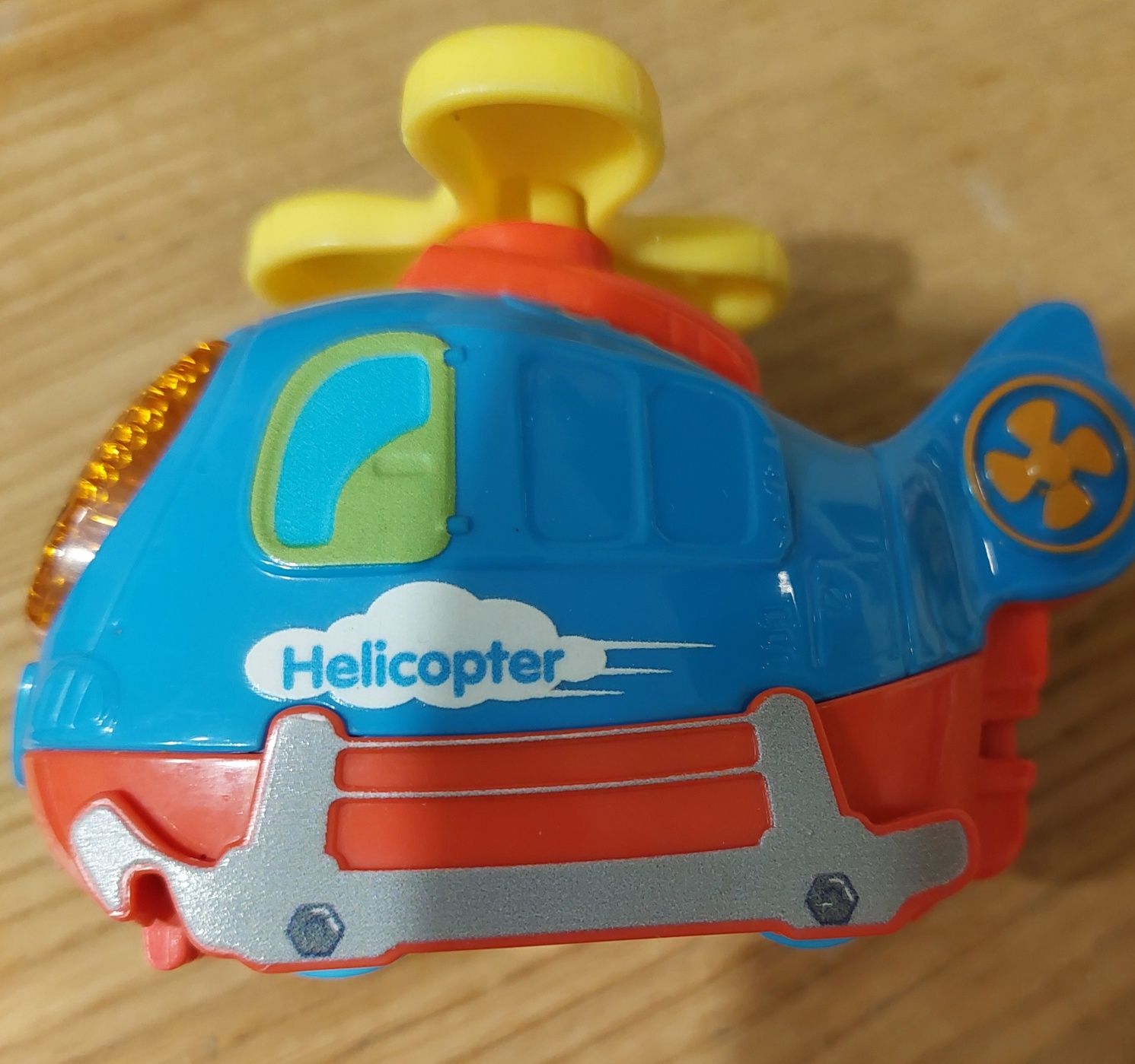 Helikopter firmy Vtech z ruchomym śmigłem, reagujacym na przycisk .