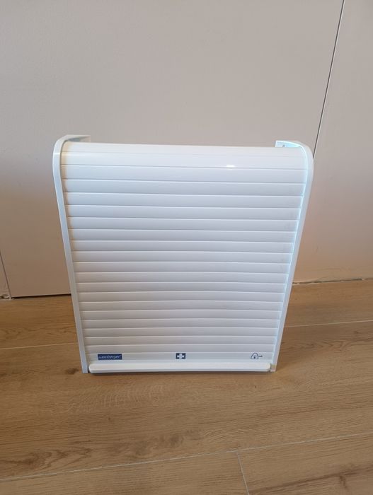 Duża apteczka do powieszenia.