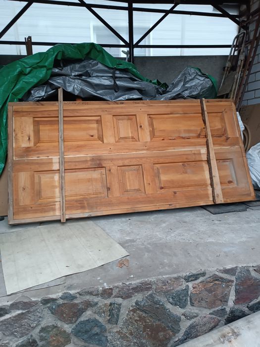 Двері дерев'яні нові