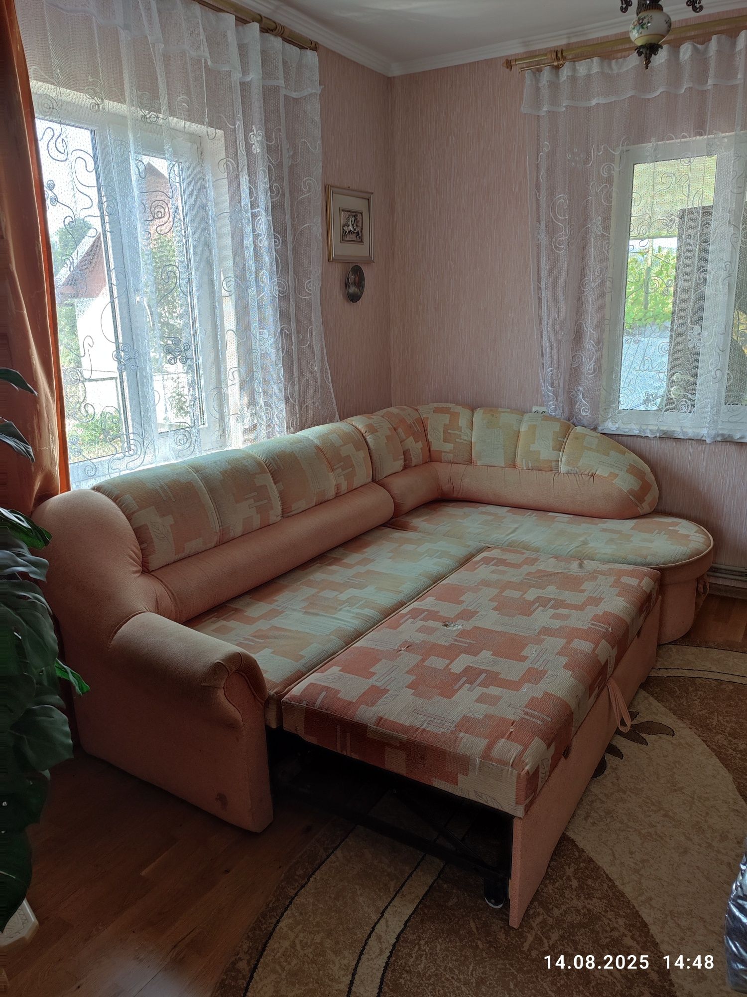 Кутовий диван у вітальню