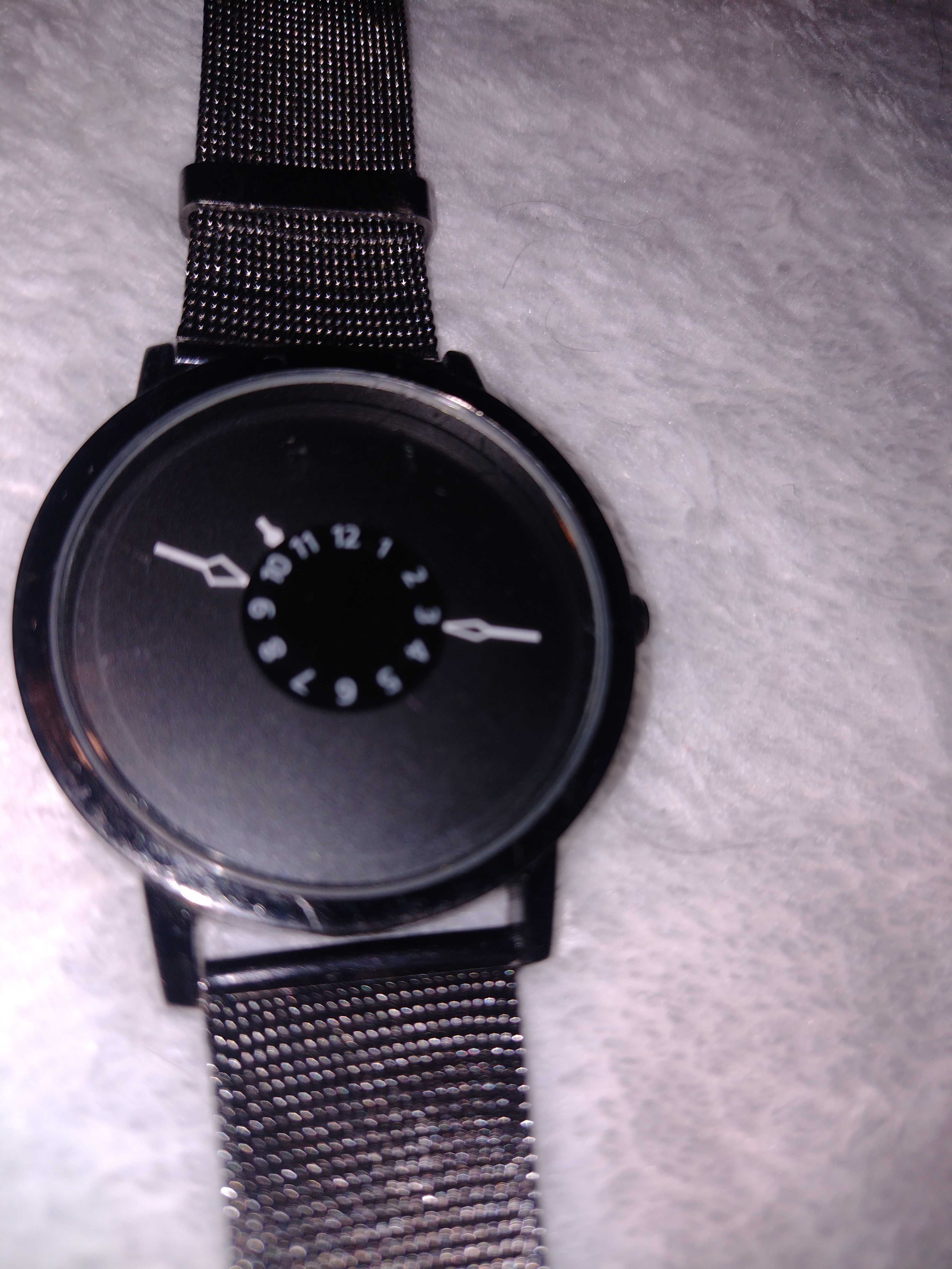 Zegarek na metalowym czarnym pasku