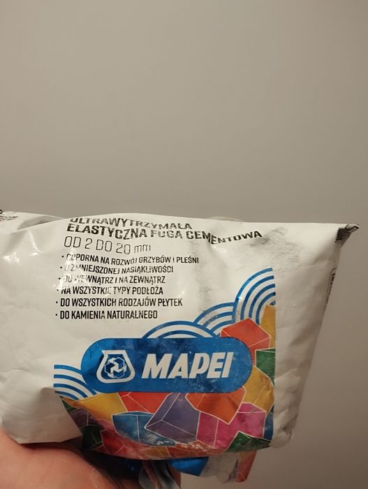 Fuga cementowa elastyczna Mapei pozostałości po budowie