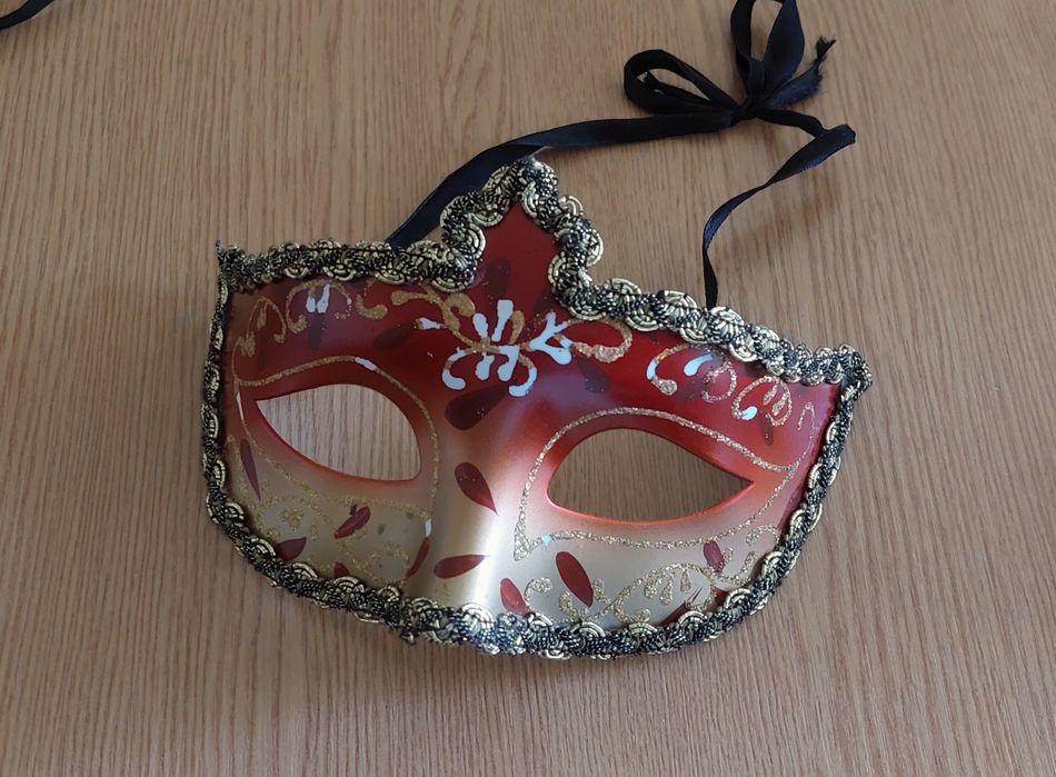 Маска карнавальная.