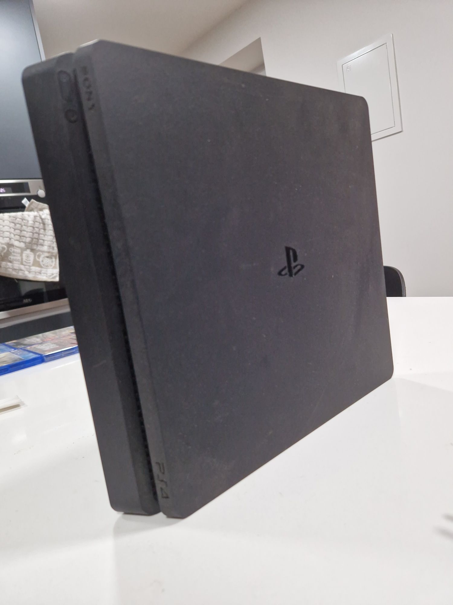 Playstation 4 Slim 500gb + Comando original 160€ + jogos 140€