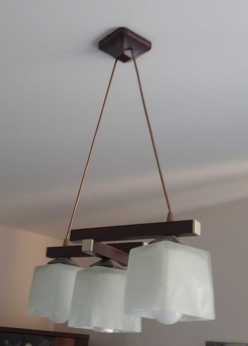 Lampy sufitowe i kinkiety do salonu