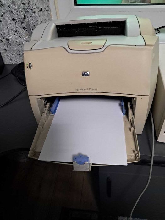 Принтер б/в HP LaserJet 1200, пезперебійник, картриджі