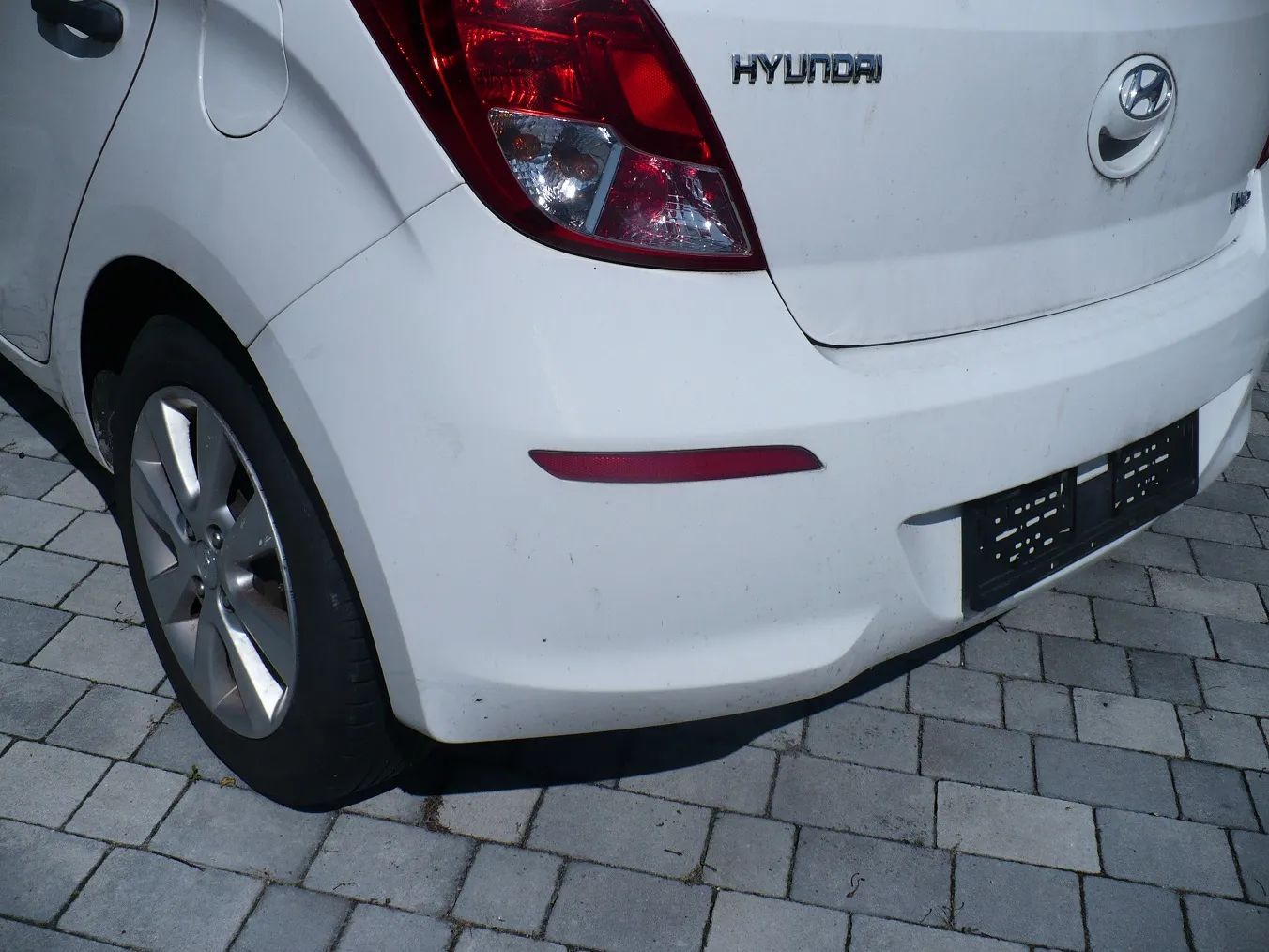 HYUNDAI i20 LIFT 12-14 ZDERZAK TYL KOLOR PHW ORYGI 13R.