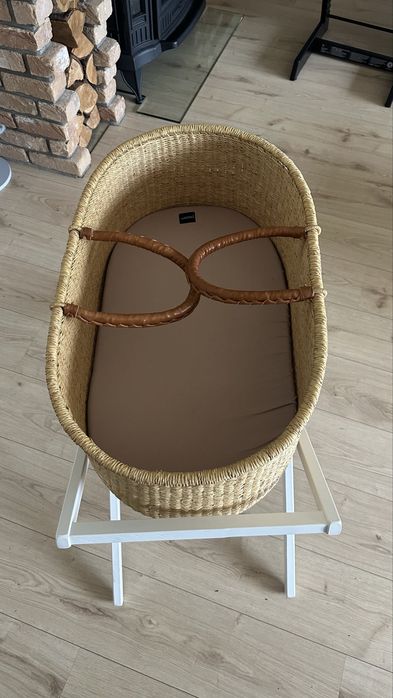 Ręcznie pleciony kosz Mojżesza bebe Nap & Pack Basket ze stojakiem