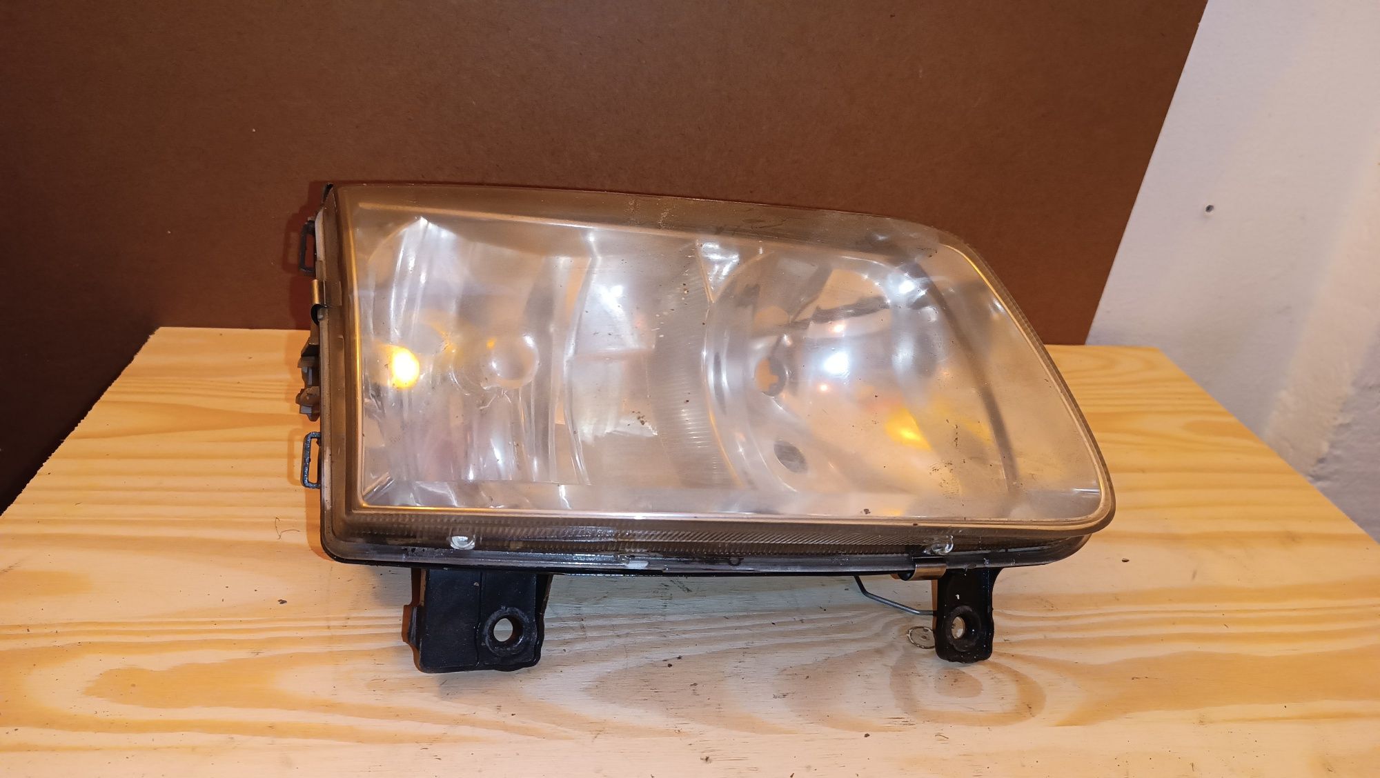 Vendo farol direito de VW polo 6N2 ano 1999/2001