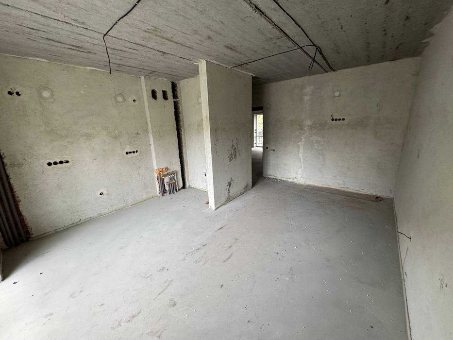 Продається двокімнатна квартира з гаражем у ЖК “Долина троянд”