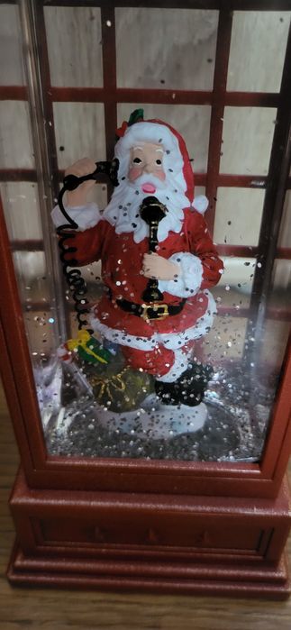 Budka telefoniczna ze św. Mikołajem 25cm LED na baterie czerwona