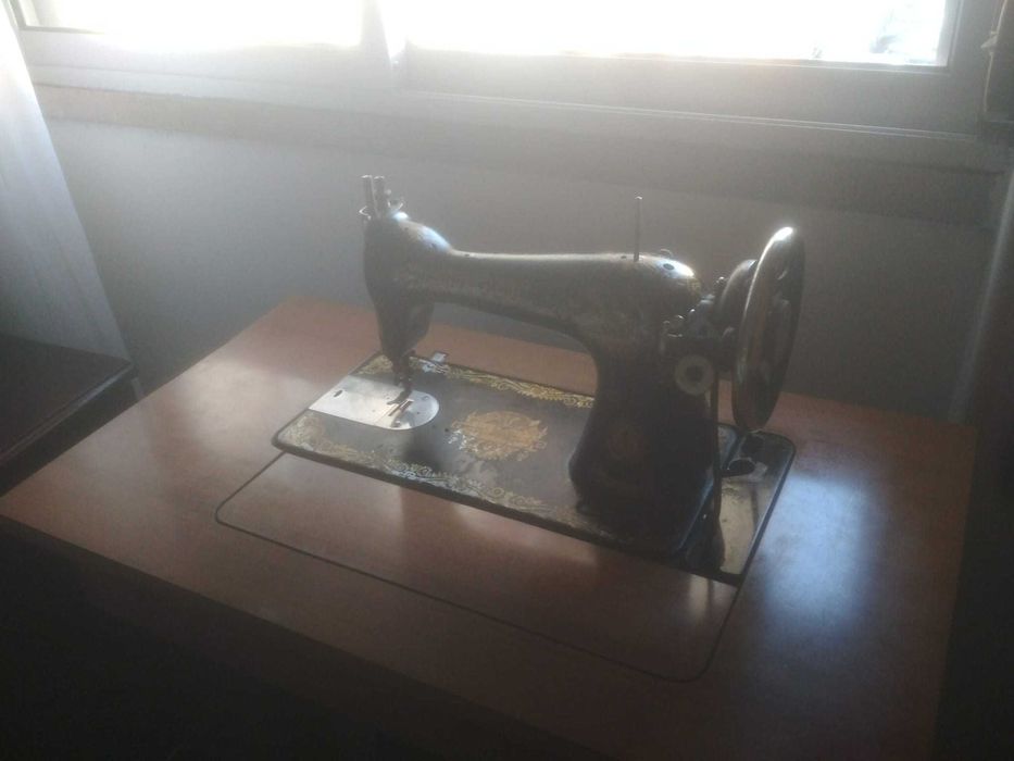 Maquina de costura antiga Singer com mesa